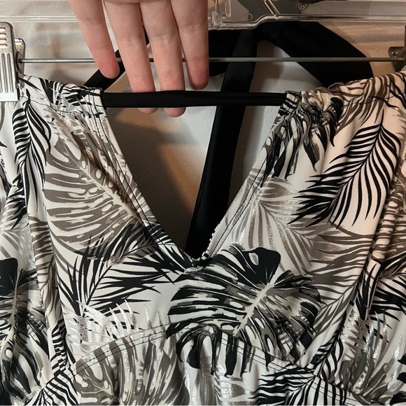 Women’s Simply Fit black and white banana leaf printed one piece swim suit 1X - Picture 5 of 9
